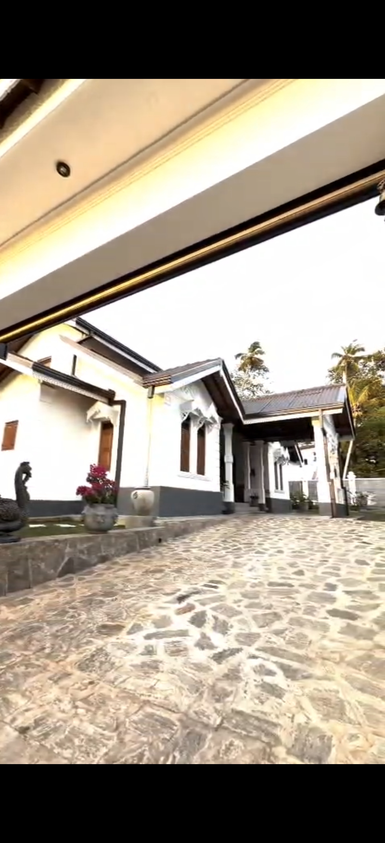 Colonial Bangalow with pool for sale in Hikkaduwa.

Build on year 1901
Property fully Renovated
With pool and restaurant
Easy access to all important places.
Quick sale and price can negotiate
Sale with all furniture.